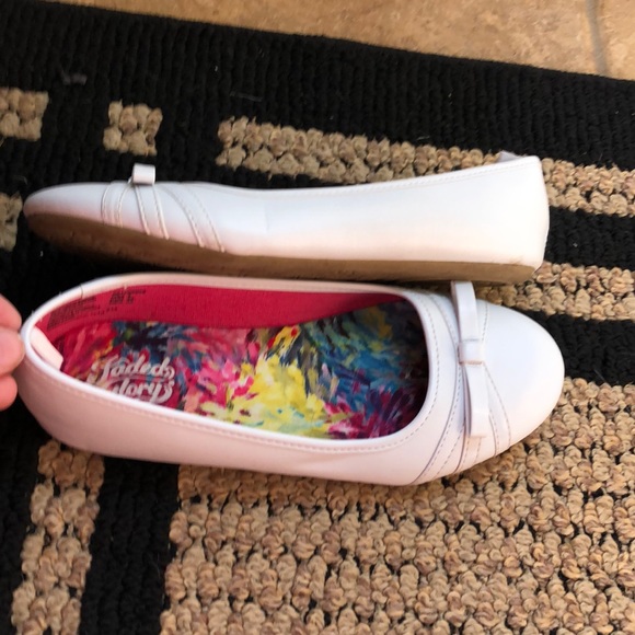 💕cute barely worn white flats💕 - Picture 2 of 3